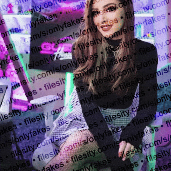 Chrissy Costanza Spreads her legs